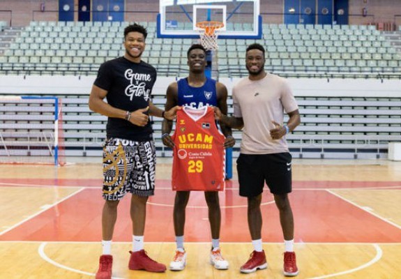 Alex Antetokounmpo a impresionat la debutul în Spania. Video