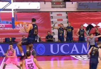 Emi Căţe, dunk spectaculos împotriva celor de la FC Barcelona. Video