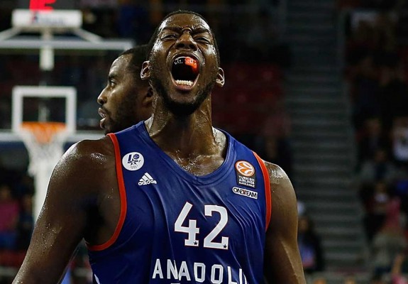 Bryant Dunston, jucătorul cu cele mai multe capace din istoria Euroligii. Video