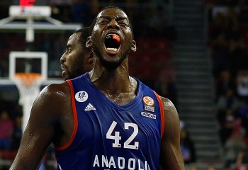 Bryant Dunston, jucătorul cu cele mai multe capace din istoria Euroligii. Video