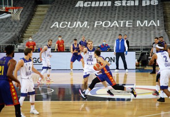 Prima zi din turneul cinci al LNBM de la Cluj-Napoca a oferit dueluri spectaculoase. Galerie foto