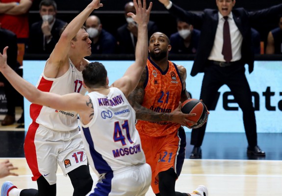 Meci cu două reprize de prelungiri în Euroligă. Video