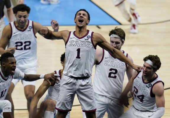 Gonzaga se califică în finala NCAA cu un buzzer beater de la mijlocul terenului. Video