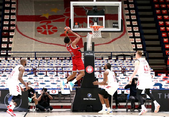 Zach LeDay aduce victoria pentru Milano cu un alley-oop în ultima secundă. Video