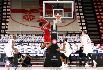 Zach LeDay aduce victoria pentru Milano cu un alley-oop în ultima secundă. Video